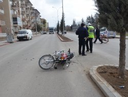 KAMYON İLE MOTORSİKLET ÇARPIŞTI İKİ YARALI