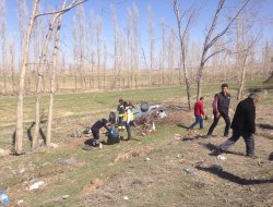 Sigara içmek isteyen otomobilin sürücüsü, Tarlaya uçtu: 2 yaralı