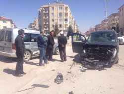 Hafif Ticari Araçlar Çarpıştı 1 Hafif Yaralandı