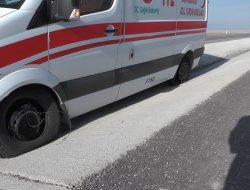 HER İKİ TEKERİ PATLAYAN AMBULANS’IN ŞÖFÖRÜ FACİAYI ÖNLEDİ!