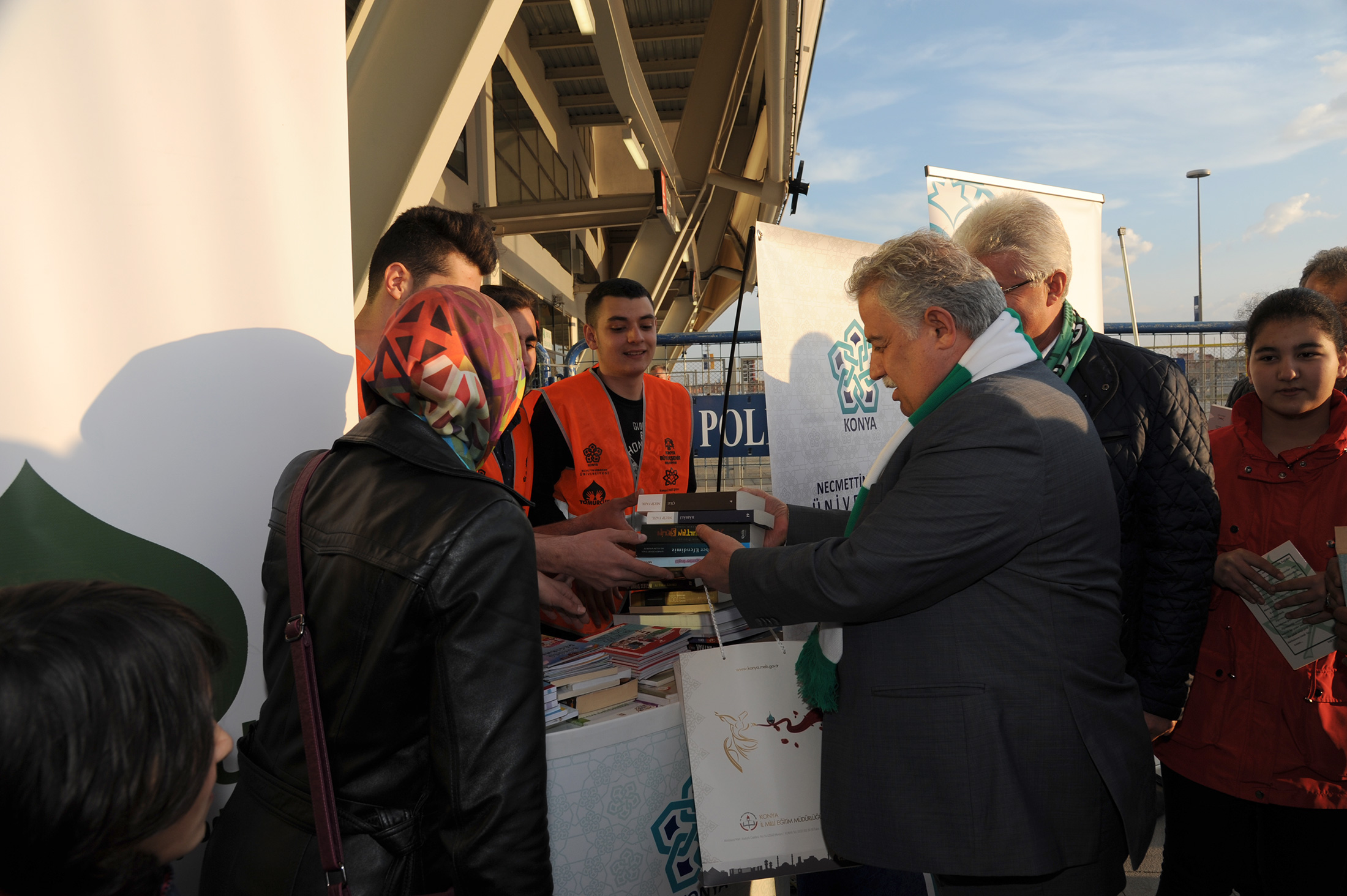 Konyaspor - Bursaspor Maçına Kitap Yağdı