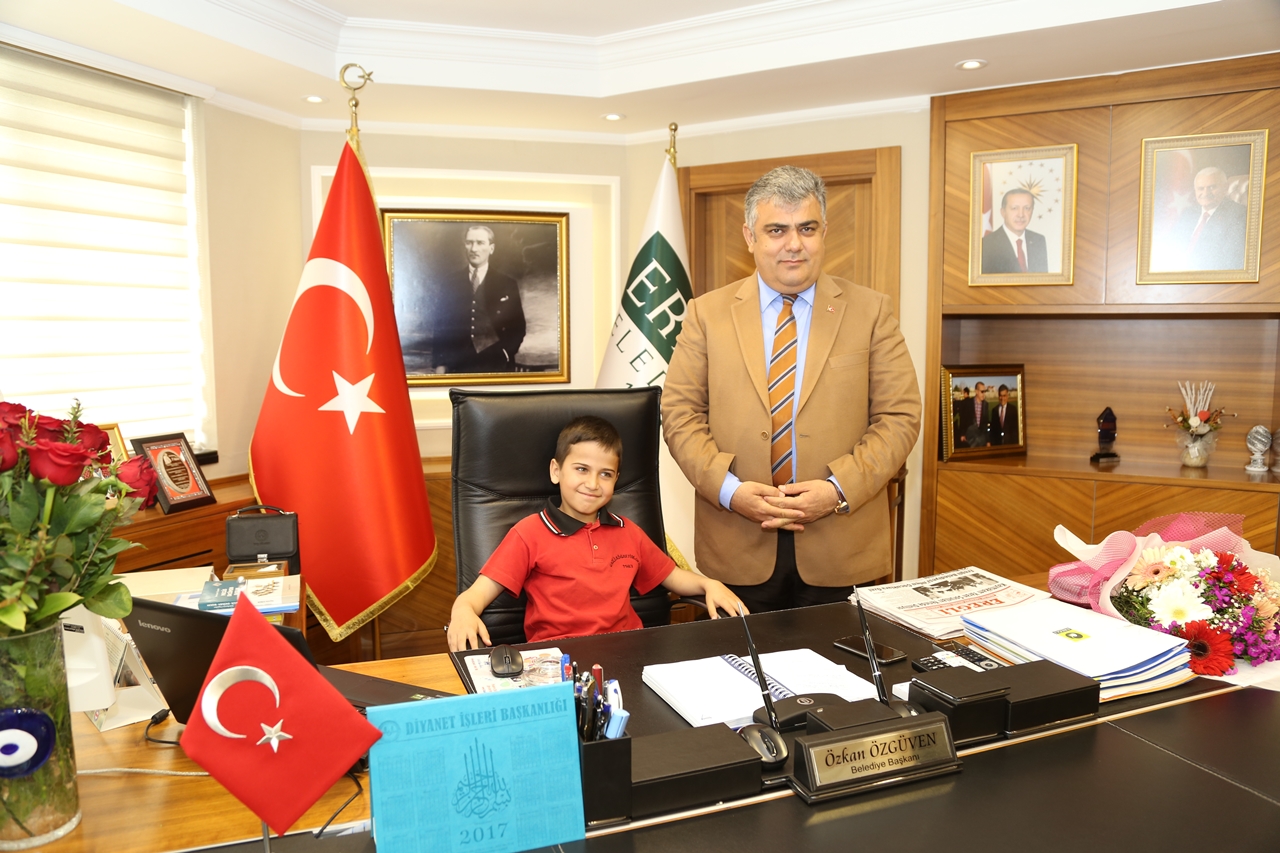 BAŞKAN ÖZGÜVEN MAKAMI MİNİKLERE EMANET ETTİ