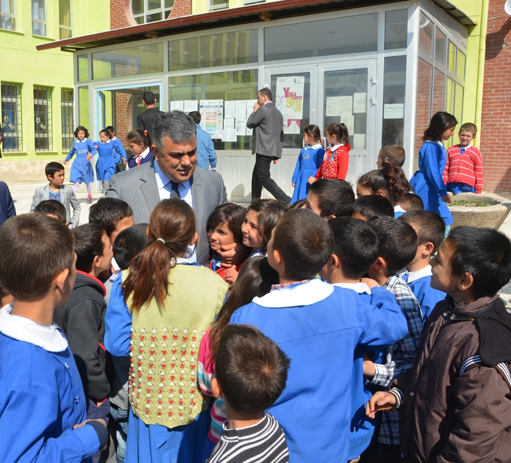 ÖZGÜVEN: “23 NİSAN MİLLETİN KALBİ, VİCDANI VE MEVCUDİYETİDİR”