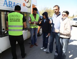 EREĞLİ BELEDİYESİ SINAVDAKİ ÇOCUKLARINI BEKLEYEN AİLELERE İKRAMDA BULUNDU