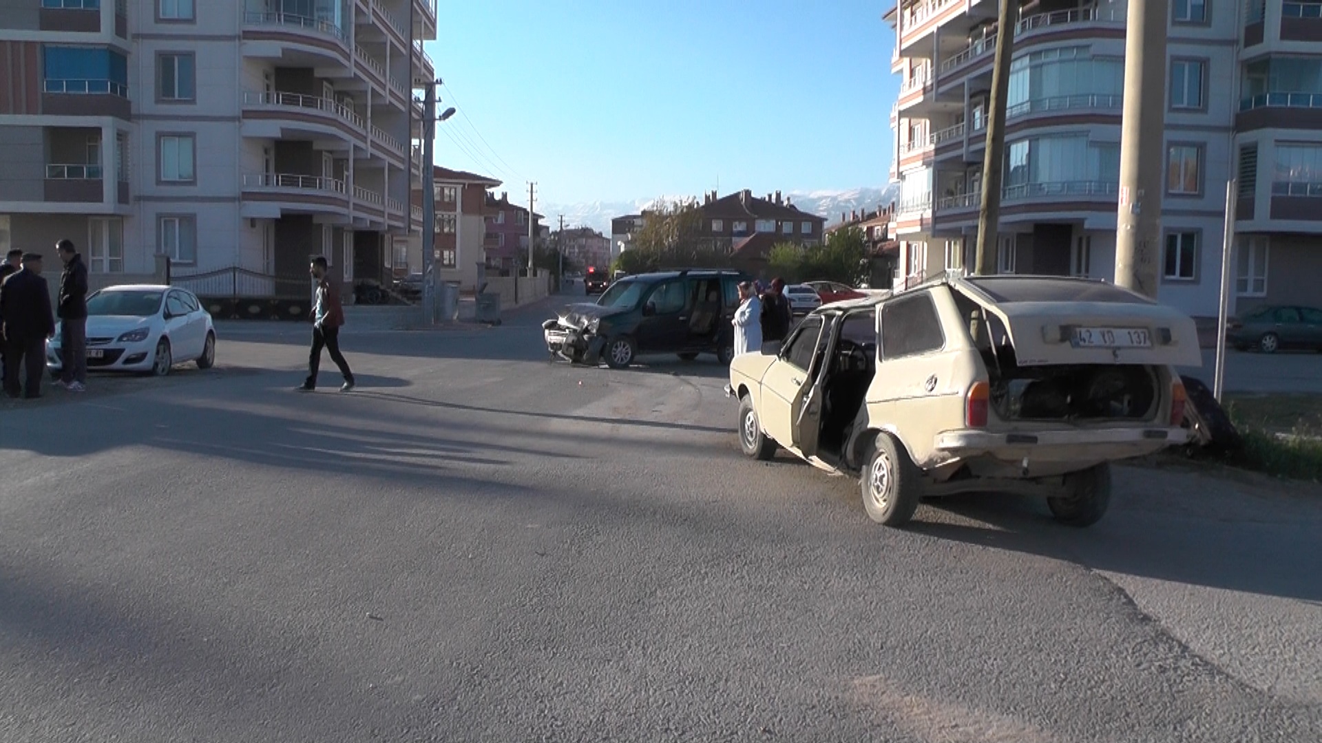 HAFİF TİCARİ ARAÇ İLE OTOMOBİL ÇARPIŞTI: 1 YARALI