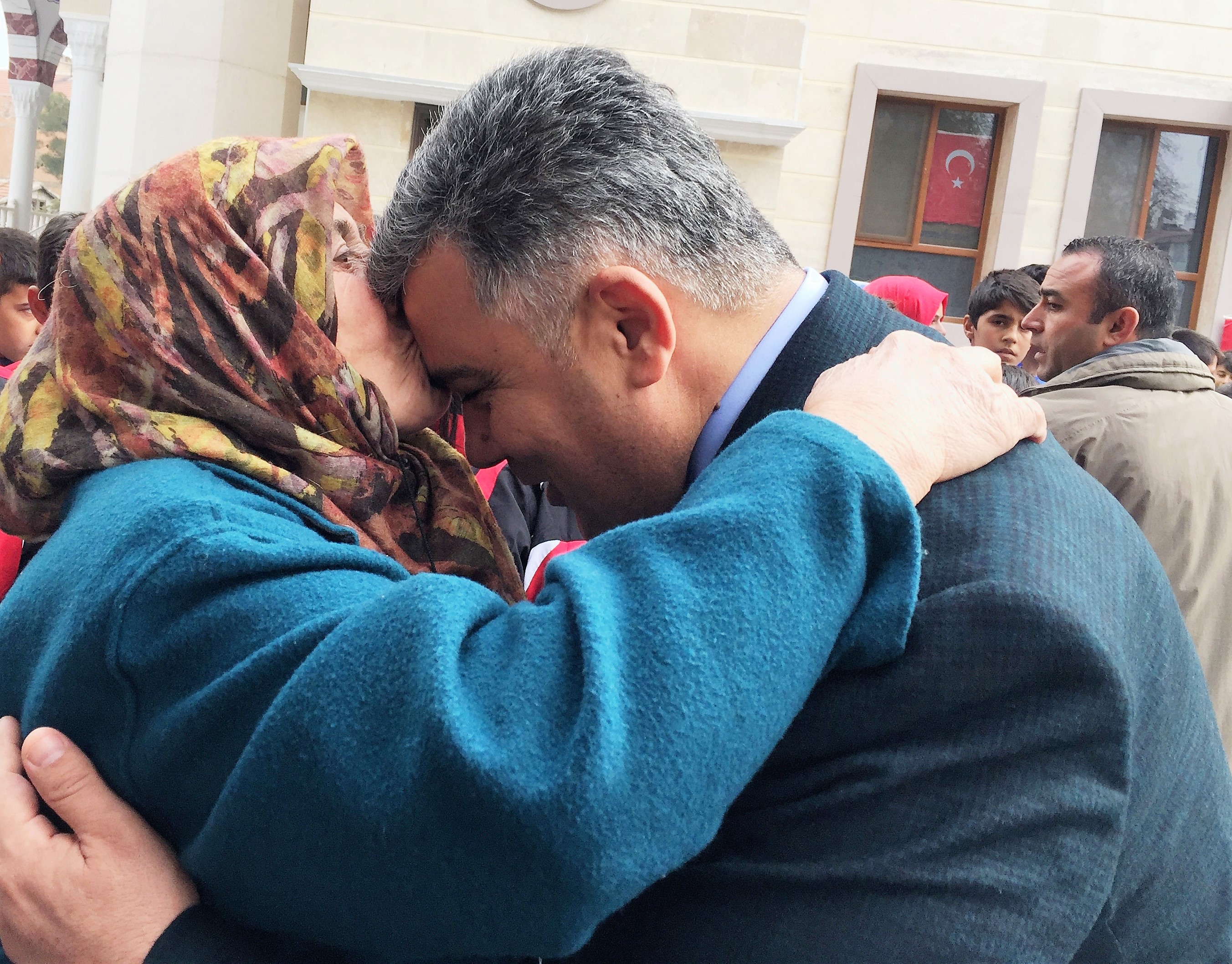 ANNELERİMİZ; SEVGİ, ŞEFKAT VE MERHAMET ELÇİLERİDİR