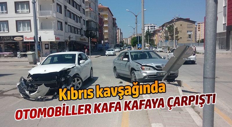 OTOMOBİLLER KAFA KAFAYA ÇARPIŞTI