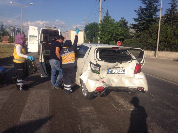 Motosiklet İle Otomobil Çarpıştı: 1 Yaralı