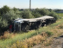 Ereğli’de TIR devrildi: 2 yaralı