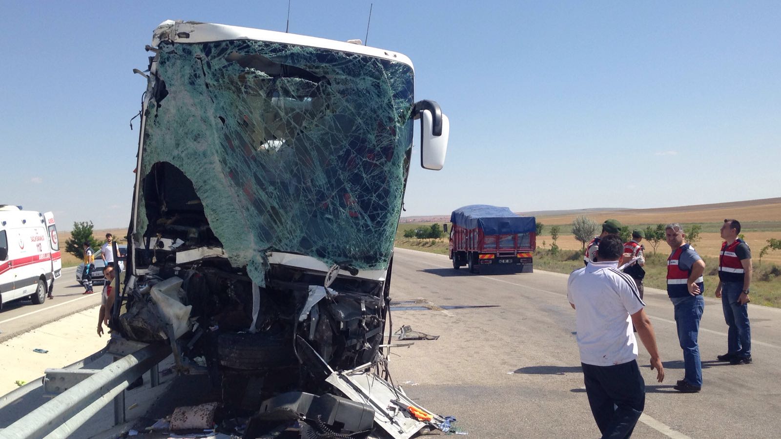 Yolcu Otobüsü Kepçeye Çarptı; 12 Yaralı