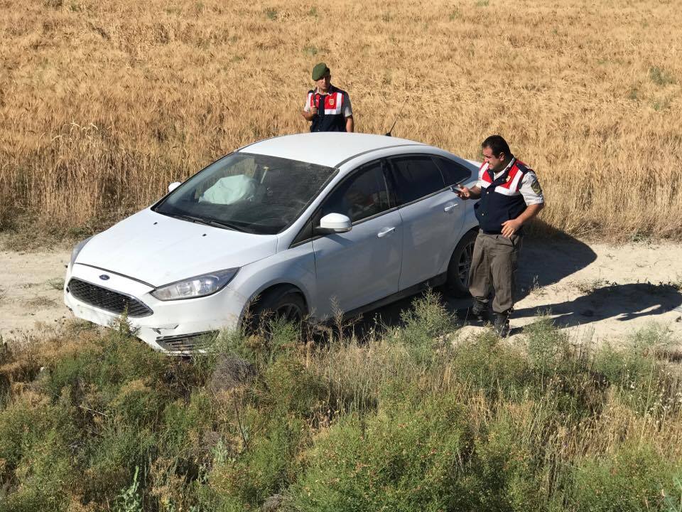 Otomobil ekin tarlasına uçtu: 4 yaralı