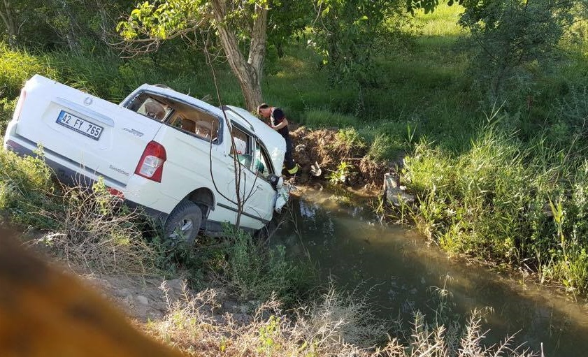ALKOLLÜ SÜRÜCÜ KANALA UÇTU ; 2 YARALI