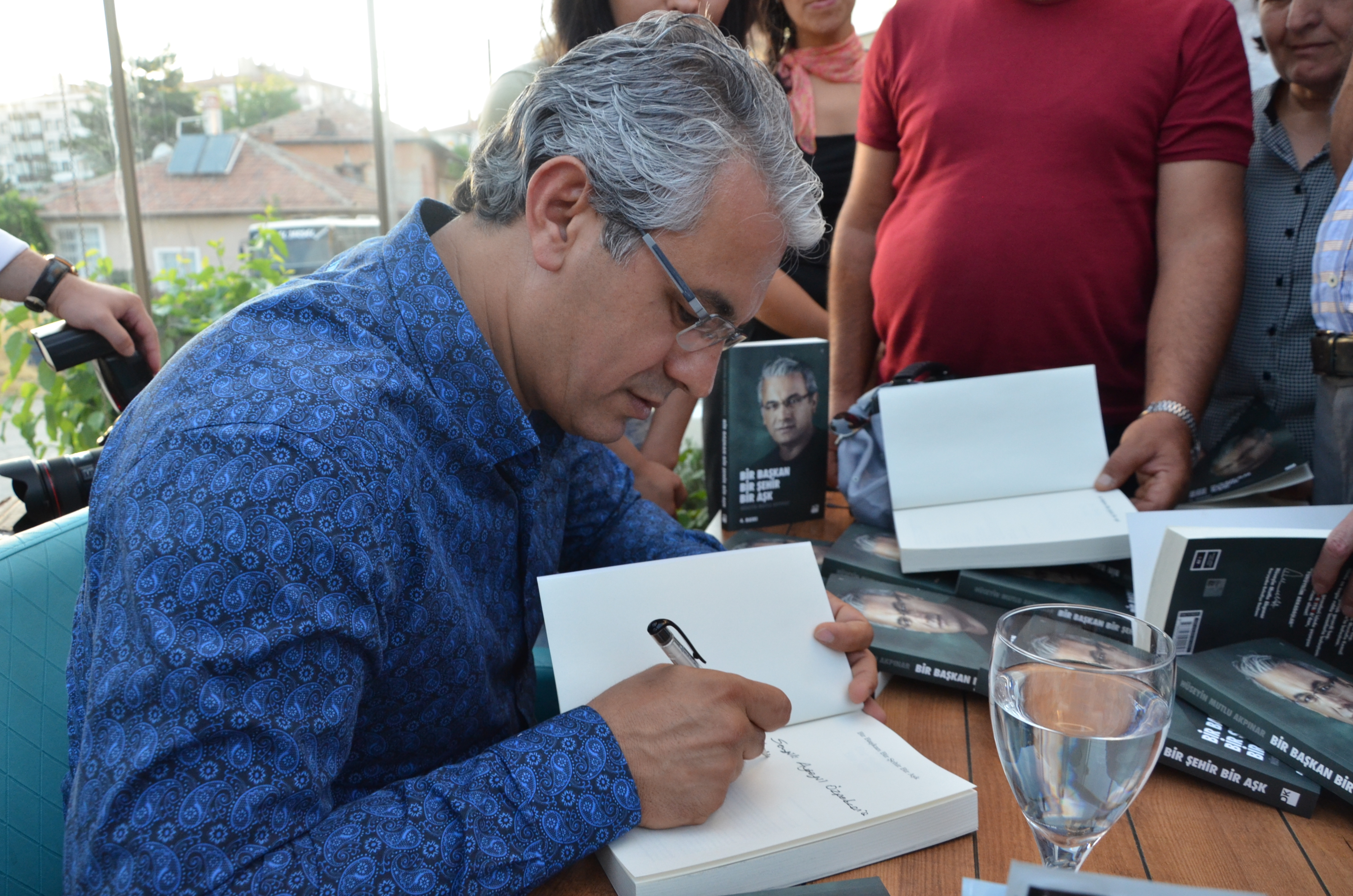 AKPINAR’DAN İMZA VE SÖYLEYİŞİ GÜNÜ