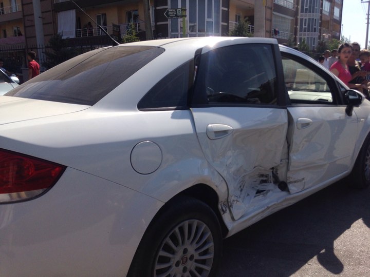 Üç araçlı trafik kazası ; 1 Yaralı