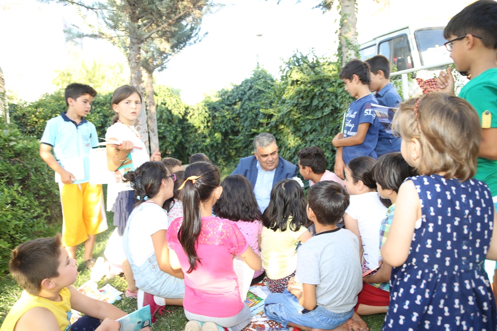 BAŞKAN ÖZGÜVEN ÇOCUKLARLA KİTAP OKUDU