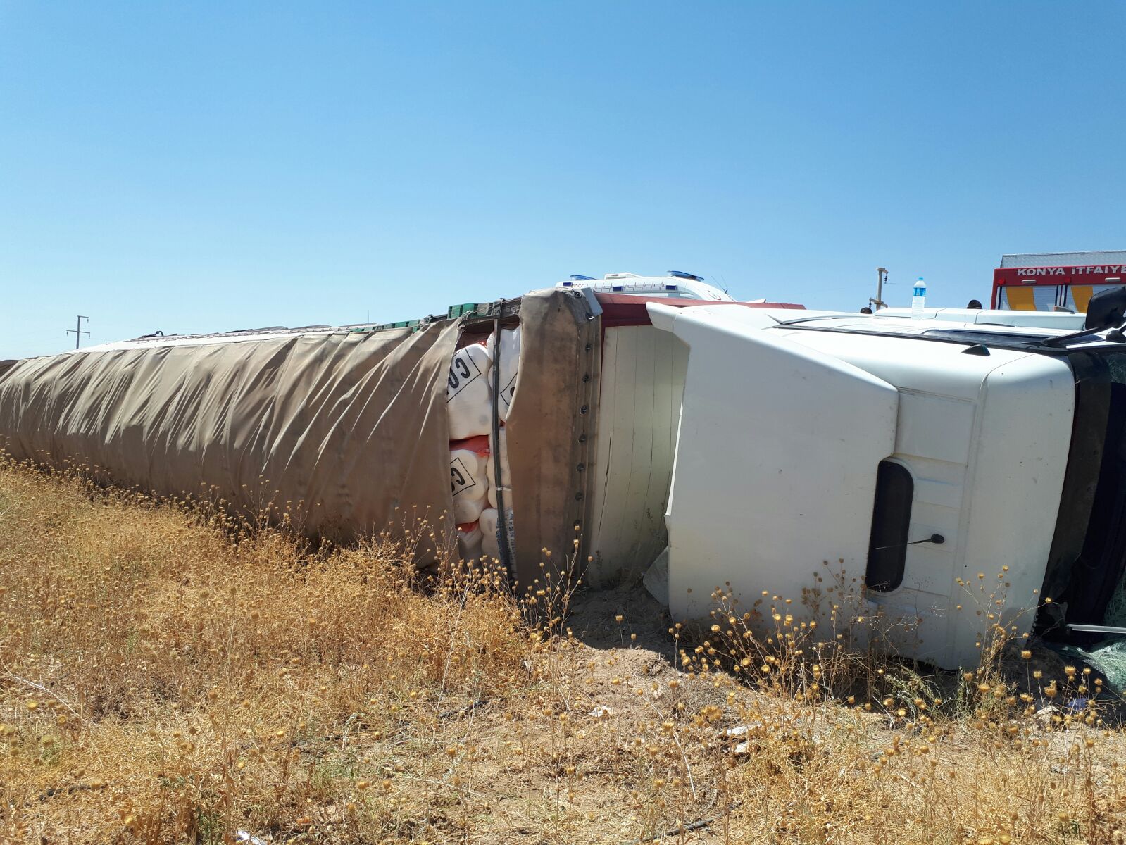 TIR DEVRİLDİ: 1 YARALI