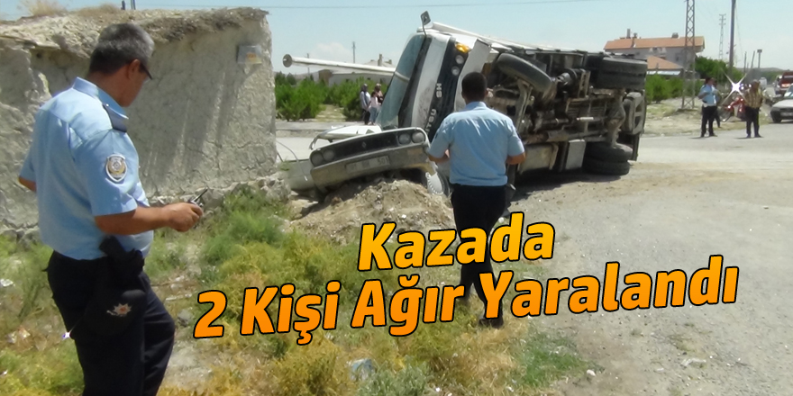 Sondaj Makineli Kamyonet, Çarpıştığı Otomobilin Üzerine Devrildi: 2 Yaralı