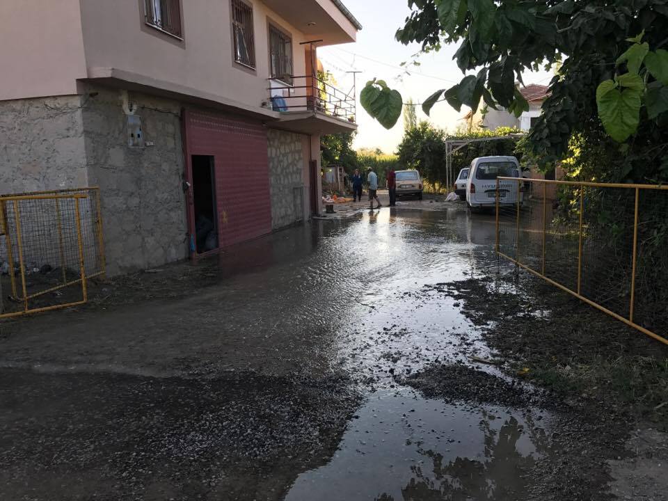 TAŞAN KANAL SUYU EVE AİT DEPO VE AHIRDA ZARARA NEDEN OLDU!