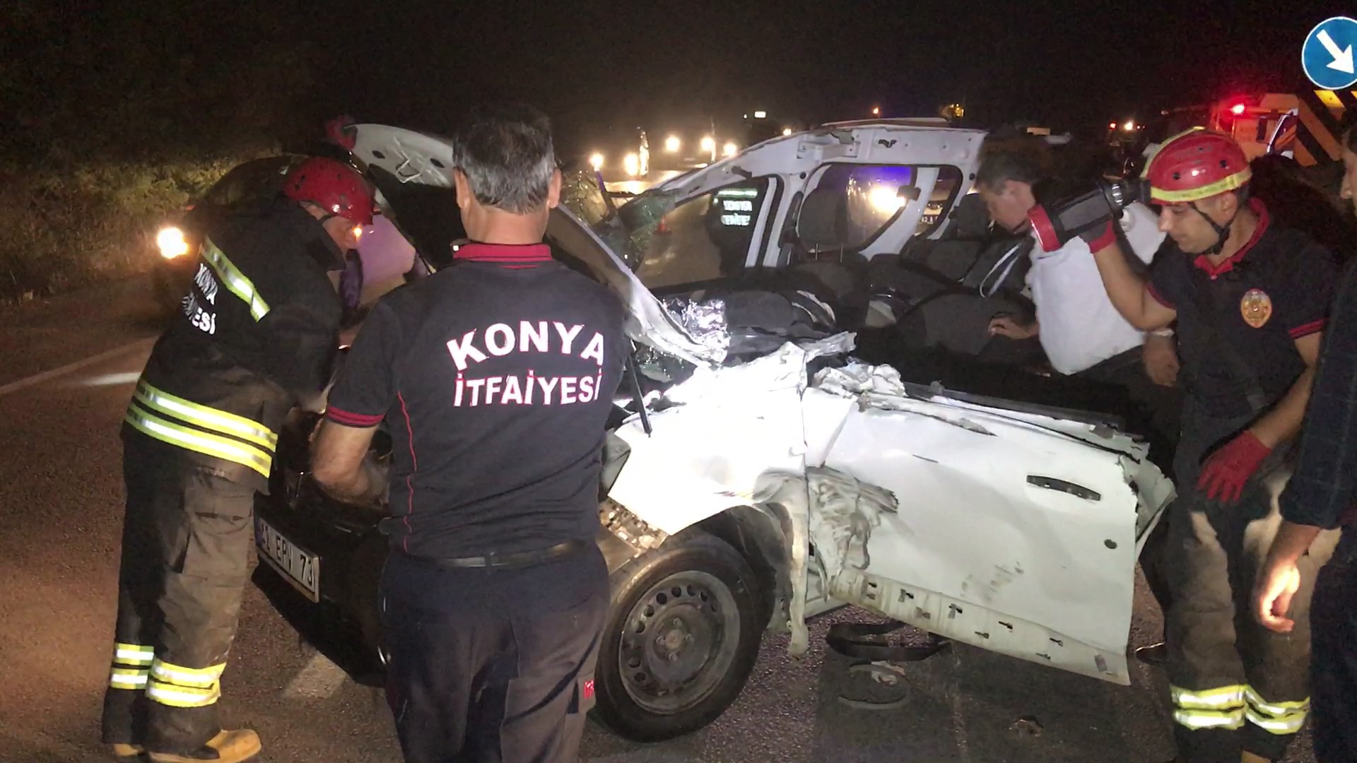 TRAKTÖR RÖMORK’UNA ÇARPAN KAMYONET SÜRÜCÜSÜ AĞIR YARALANDI