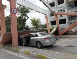 Vinç Üst Geçide Çarptı, Yıkılan Beton Blok Otomobilin Üzerine Düştü