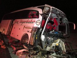 Yolcu Otobüsü, Kamyona Çarptı: 1 Ölü, 20 Yaralı