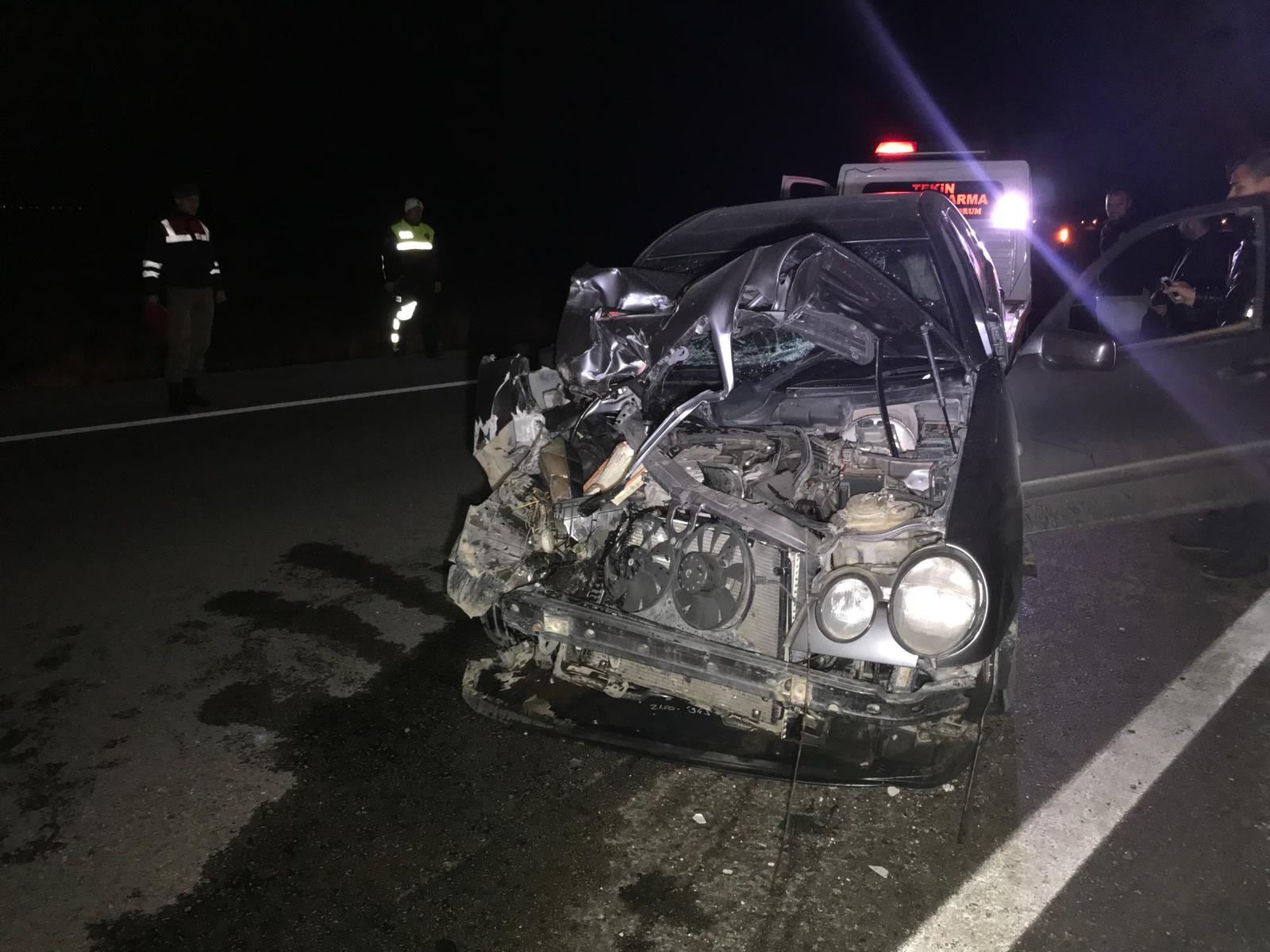 Otomobil Tır’a Arkadan Çarptı