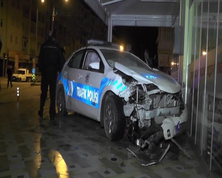 Polis Aracı ile Özel Otomobil Çarpıştı; 3 Yaralı