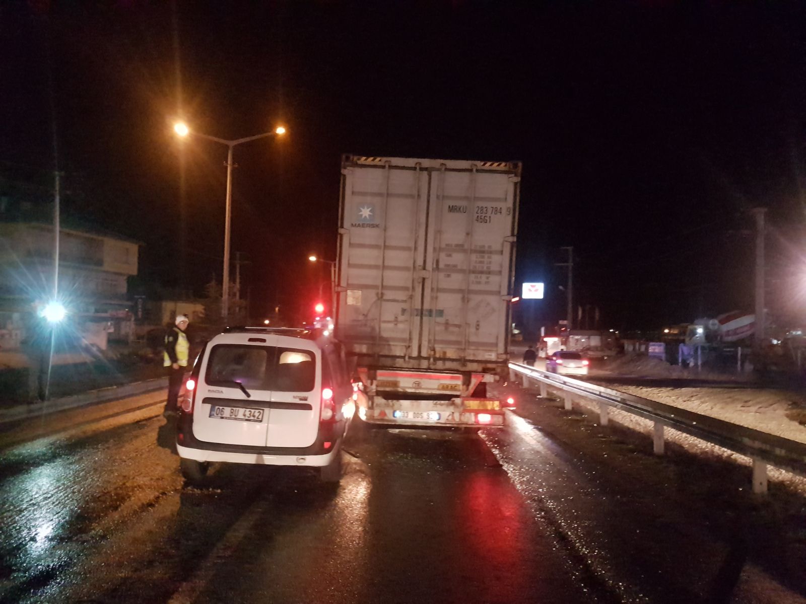 Otomobil TIR’a Arkadan Çarptı ;5 Yaralı