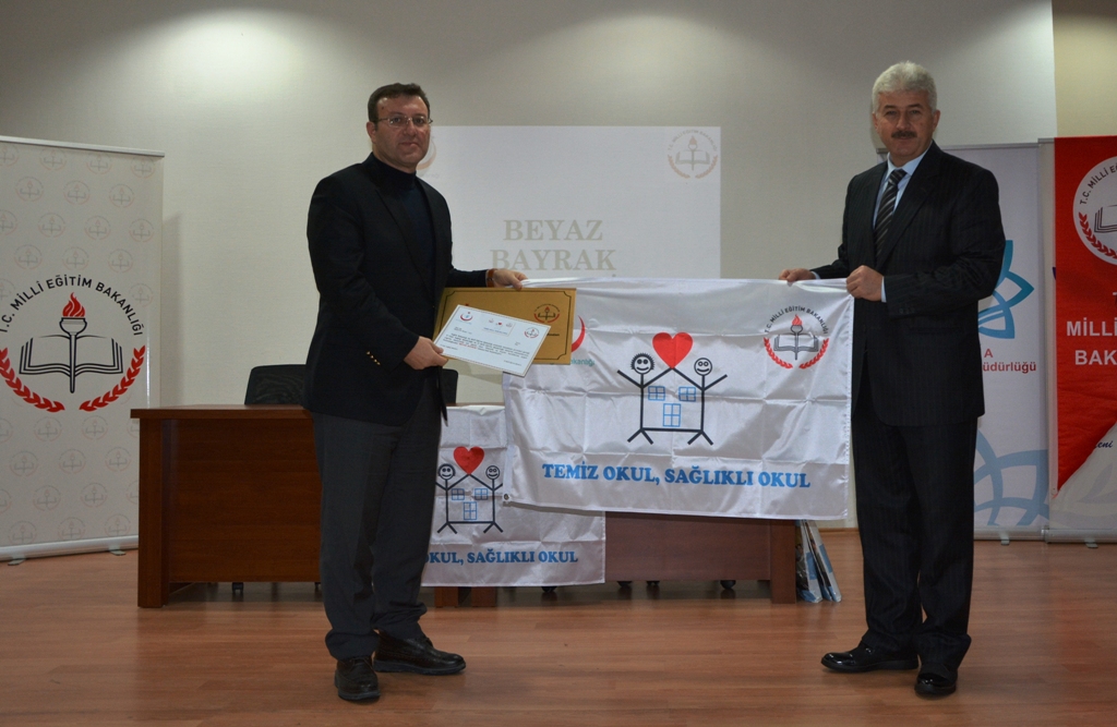 BEYAZ BAYRAK ALMAYA HAK KAZANAN OKUL VE KURUMLARIN SERTİFİKA TÖRENİ YAPILDI
