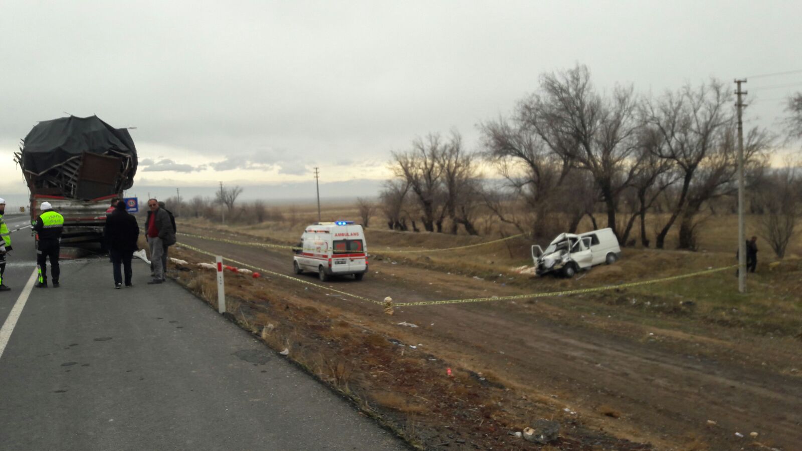 Minibüs Tıra Arkadan Çarptı: 1 Ölü