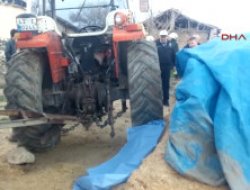 Çiftçi Traktör Tekerinin Altında Can Verdi