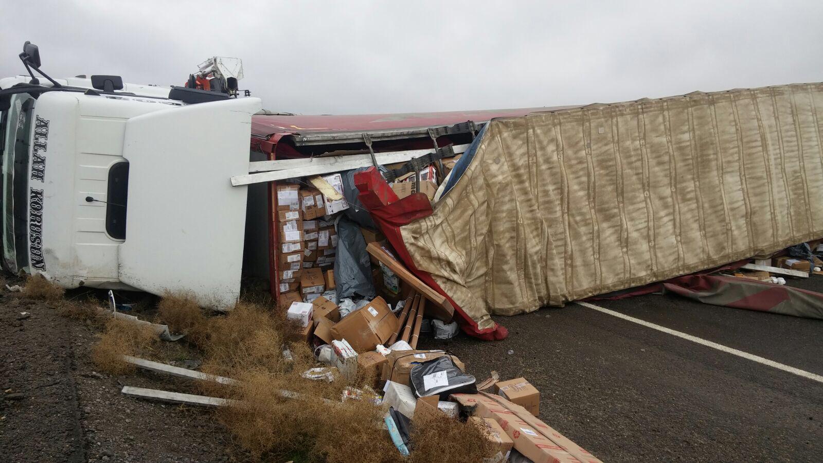 Tır Karayoluna Devrildi