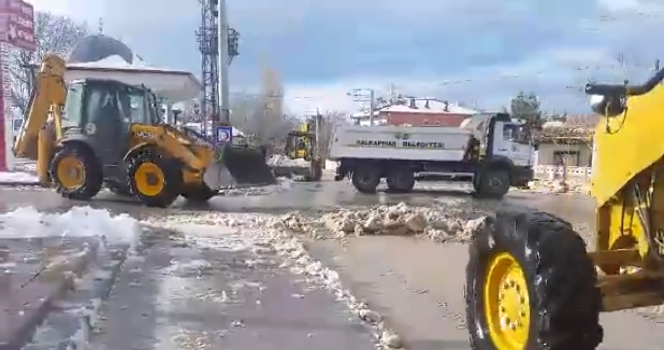 Halkapınar Belediyesi Ekipleri Kar Temizliğine Devam Ediyor