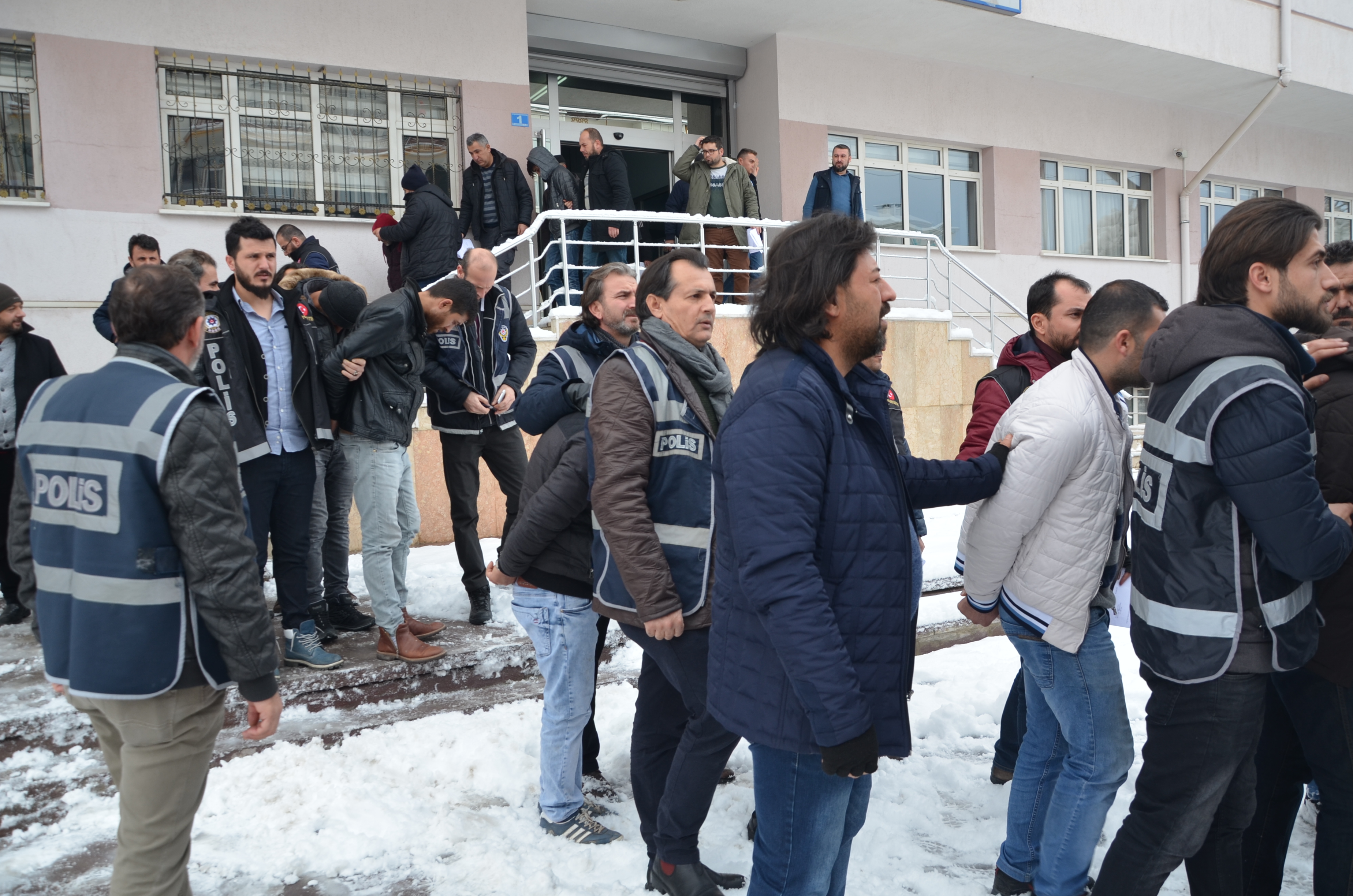 POLİSTEN UYUŞTURUCUYA ŞAFAK OPERASYONU