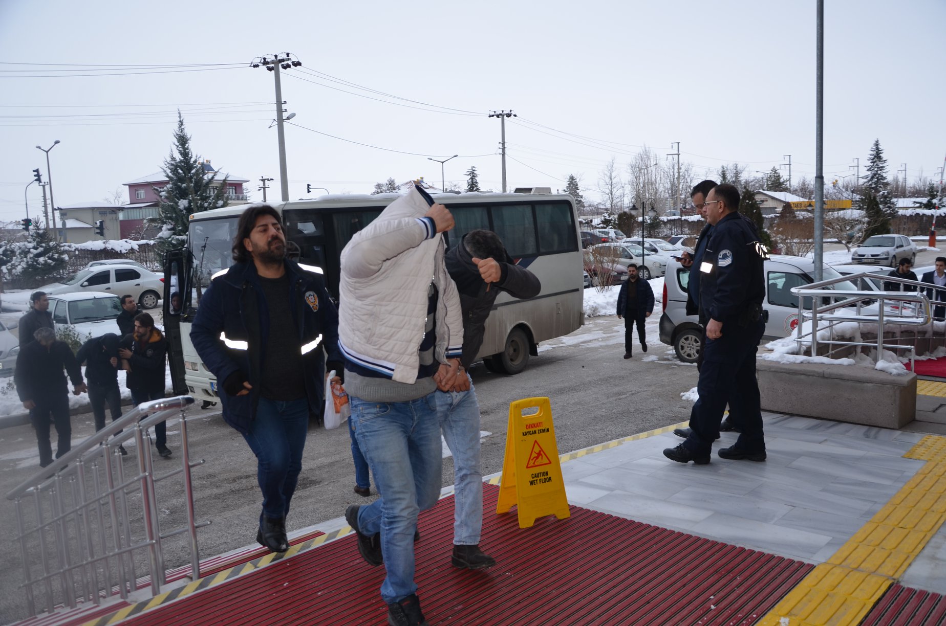 EREĞLİ'DE UYUŞTURUCUYA 16 TUTUKLAMA