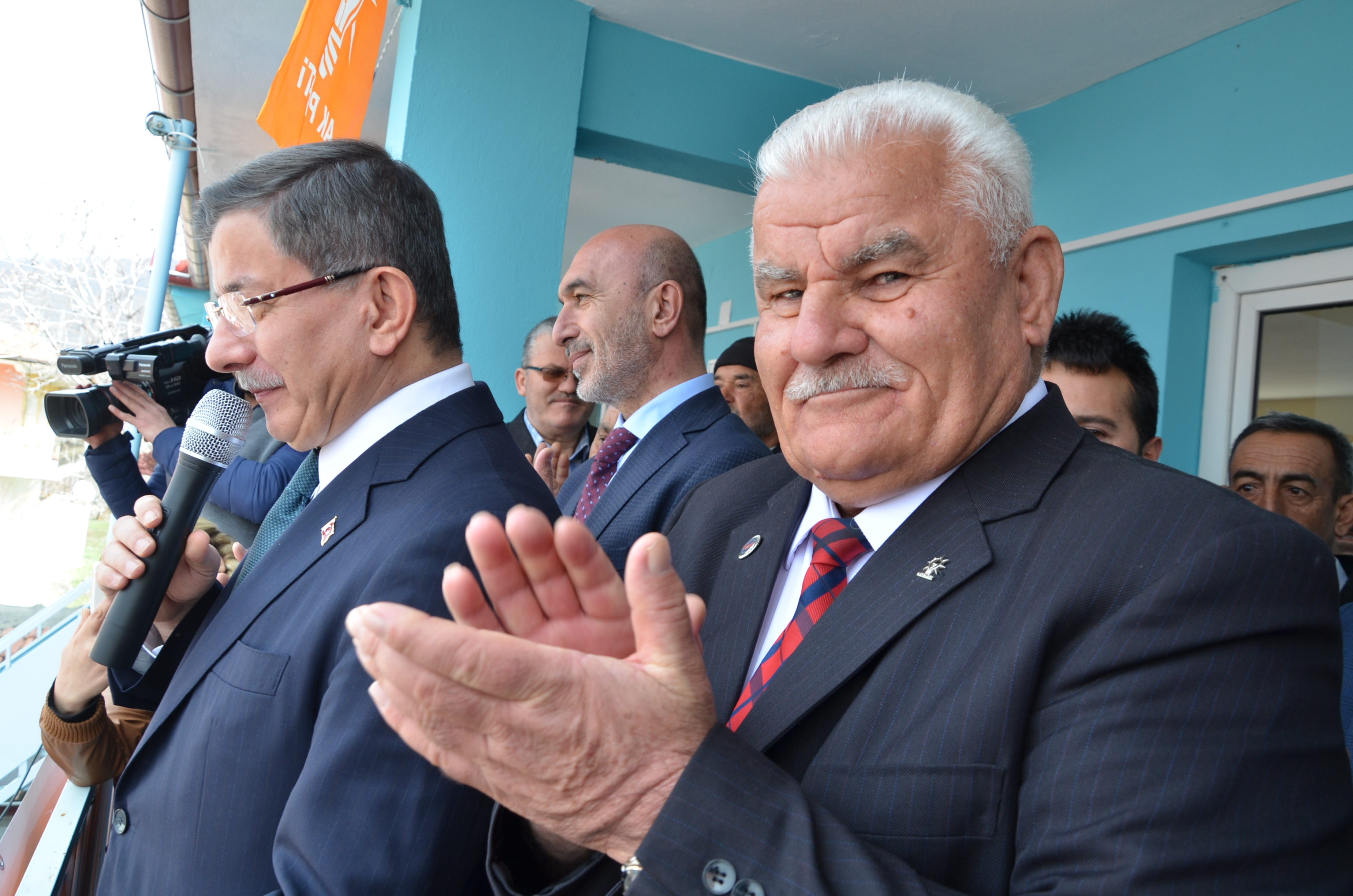 Davutoğlu ziyaretlerini sürdürüyor