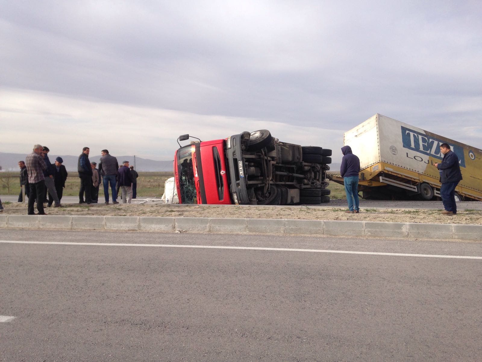 Kontrolden Çıkan Tır Devrildi: 1 Yaralı