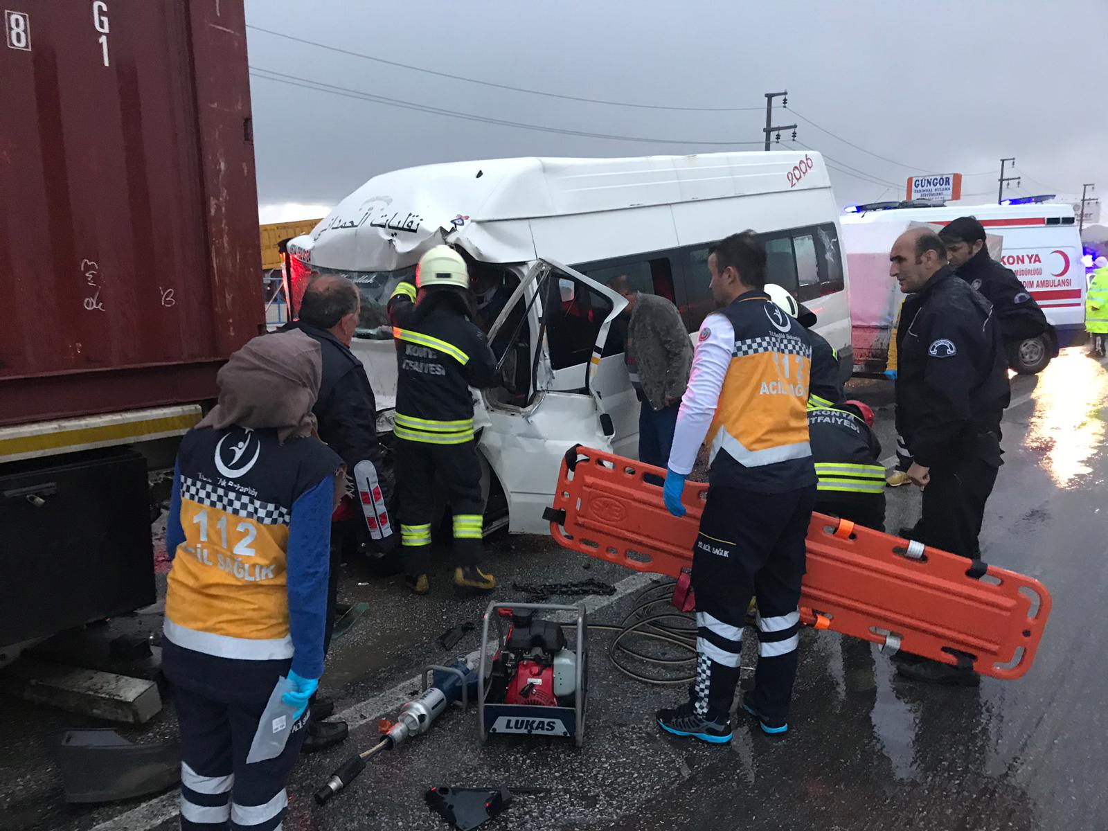 Suriyelilerin Bulunduğu Minibüs, Tır'a Çarptı: 13 Yaralı