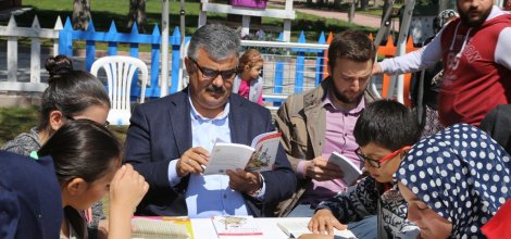 Çocuklarla Birlikte Kitap Okudu