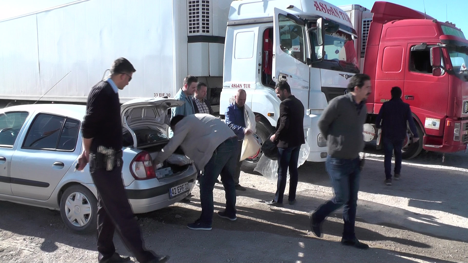 Ereğli 'De Kamyonet Ve Tır'da Kaçak Sigara Ele Geçirildi