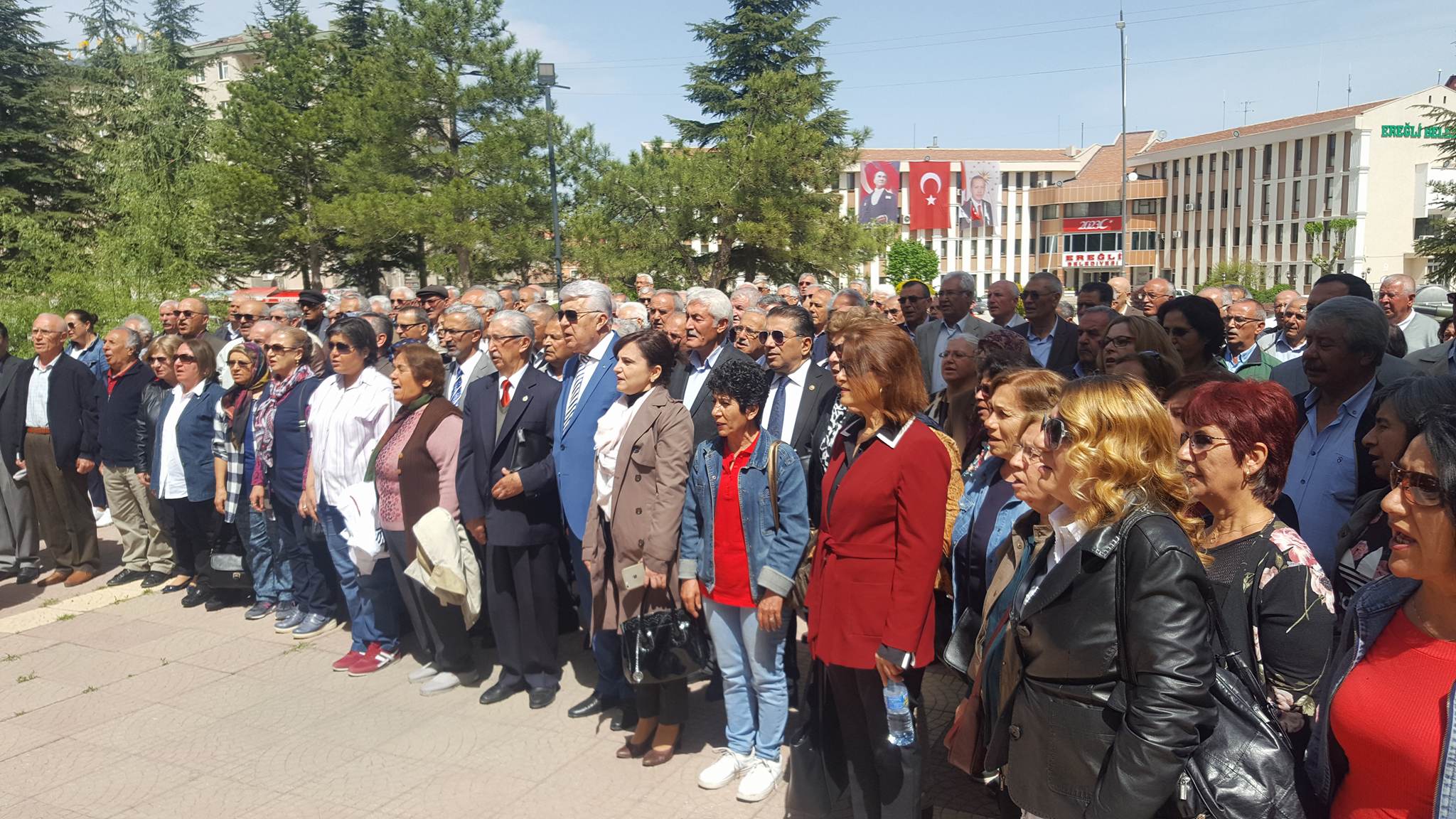 İVRİZ ÖĞRETMEN OKULU MEZUNLARI ANIT’A ÇELENK SUNDU