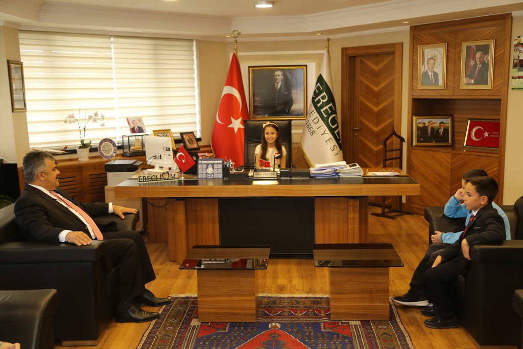 BAŞKAN ÖZGÜVEN MAKAMI ÇOCUKLARA EMANET ETTİ