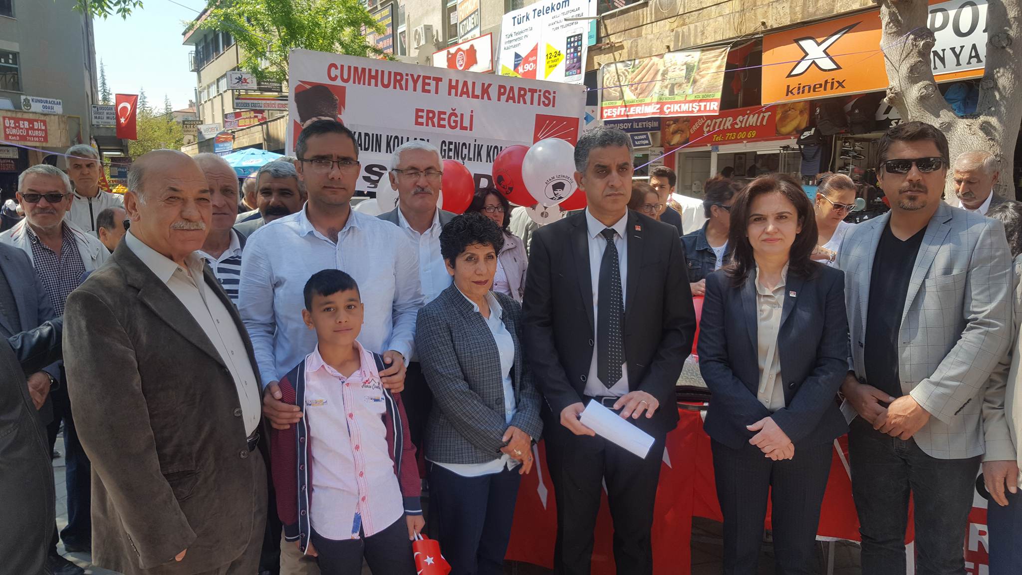 23 Nisan'da CHP, Çocuklara Türk Bayrağı Dağıttı