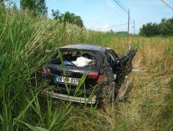 Otomobil Şarampole Uçtu Aynı Aileden 5'i Çocuk 8 Yaralı