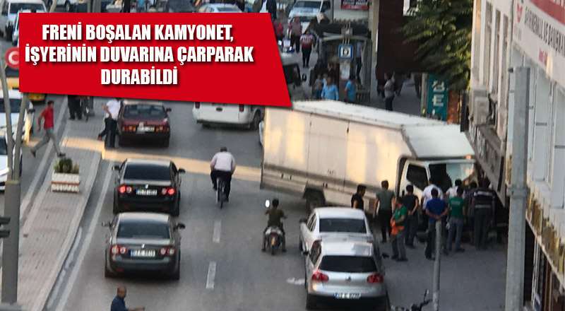 FRENİ BOŞALAN KAMYONET, İŞYERİNİN DUVARINA ÇARPARAK DURABİLDİ