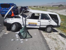 OTOMOBİLLE ÇARPIŞAN TRAKTÖR İKİYE BÖLÜNDÜ ; 2 YARALI