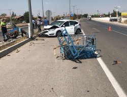 MOTOSİKLETİKİYE BÖLÜNDÜ ; 2 YARALI