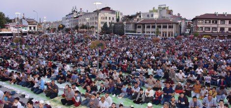 On Binlerce Çocuk Sabah Namazı’nda Mevlana Meydanı’nı Doldurdu
