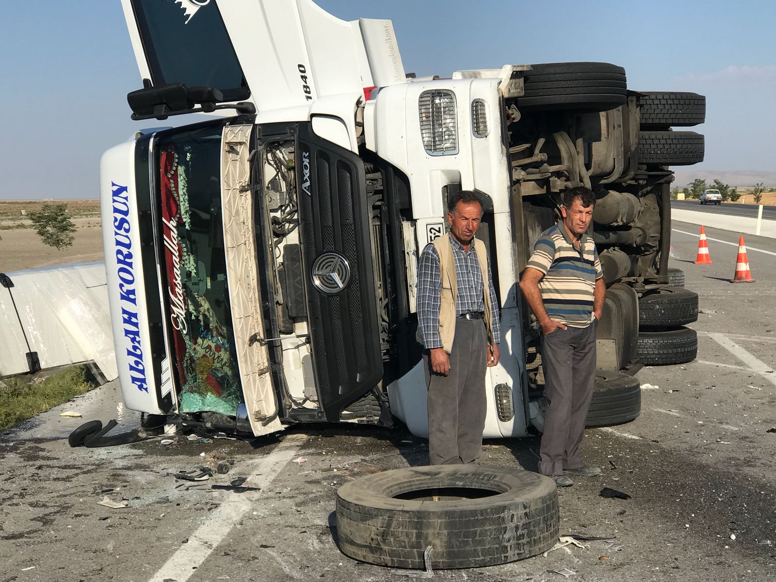 TIR, karşı şeride geçip devrildi: 1 yaralı