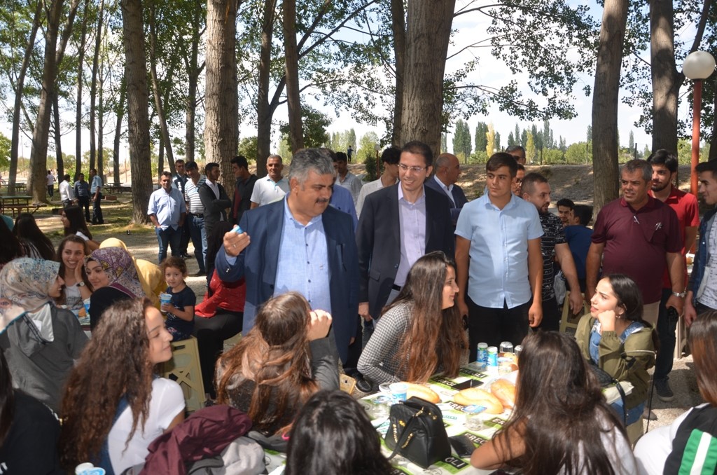 BELEDİYE GENÇLERİ PİKNİKTE BULUŞTURDU